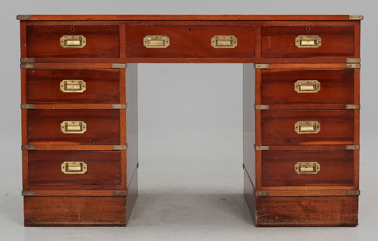 SKRIVBORD, engelsk stil, 1900-talets fjärde kvartal.