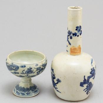 Five Chinese blue and white porcelain objects, 20th century.