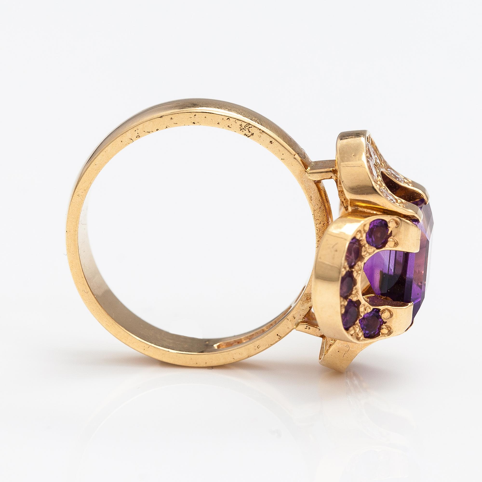 An 18K gold ring "Catherine Jagellion" with amethysts and diamonds ca. 0.37 ct in total. Ofelia Jewelry, Helsinki 1998.