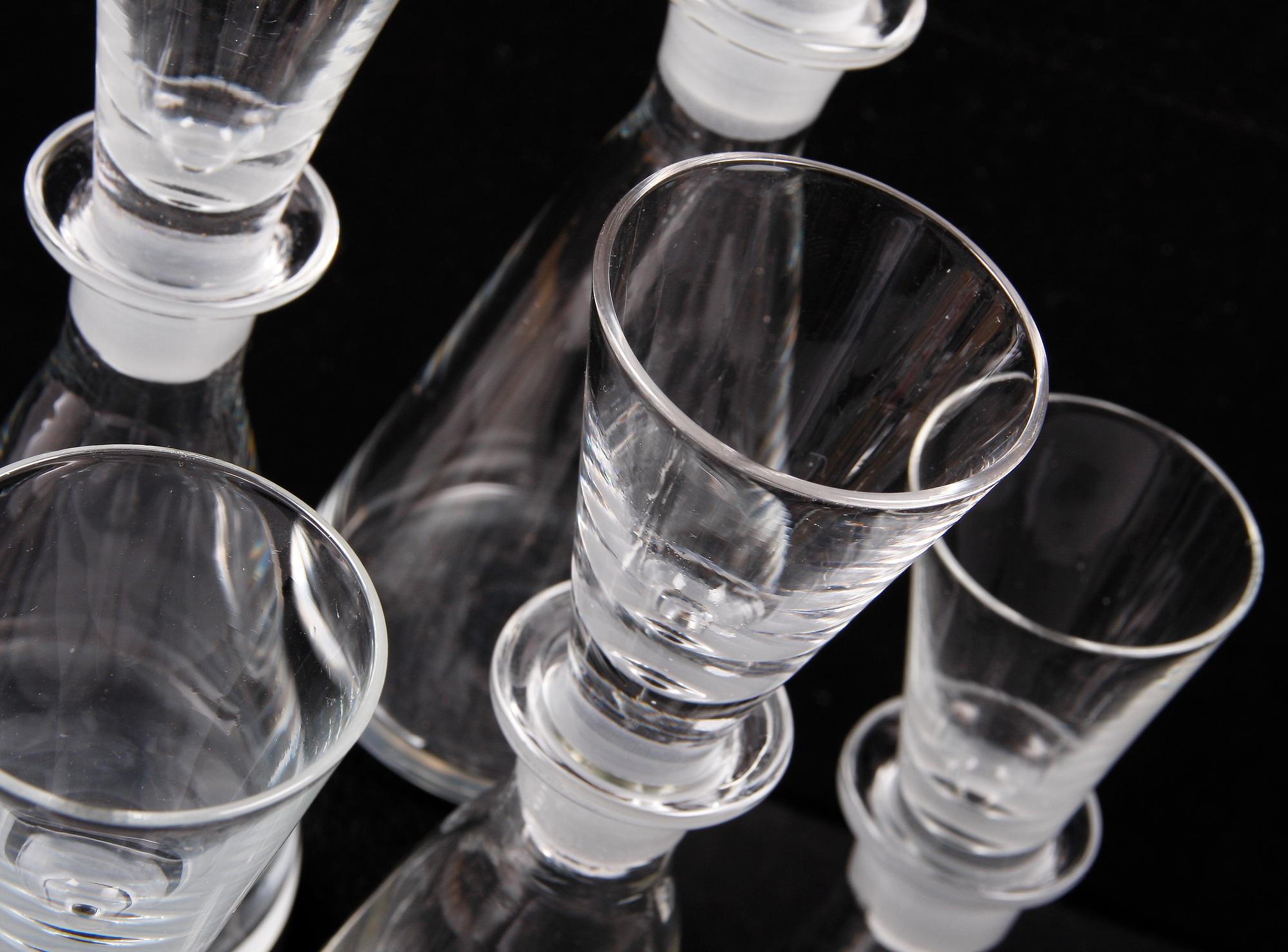 FLASKOR MED SNAPSGLAS, 6 st, Rejmyre.