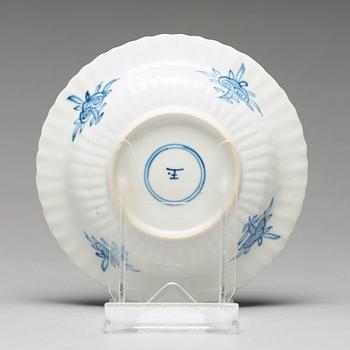 KOPP med FAT, porslin. Qingdynastin, Kangxi (1662-1722). Med monogram HC.