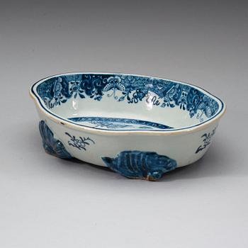 A blue and white jardinière, 18th century.