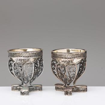 Saltkar, ett par, silver, otydliga stämplar. Nordeuropa 1800-tal. Empire.