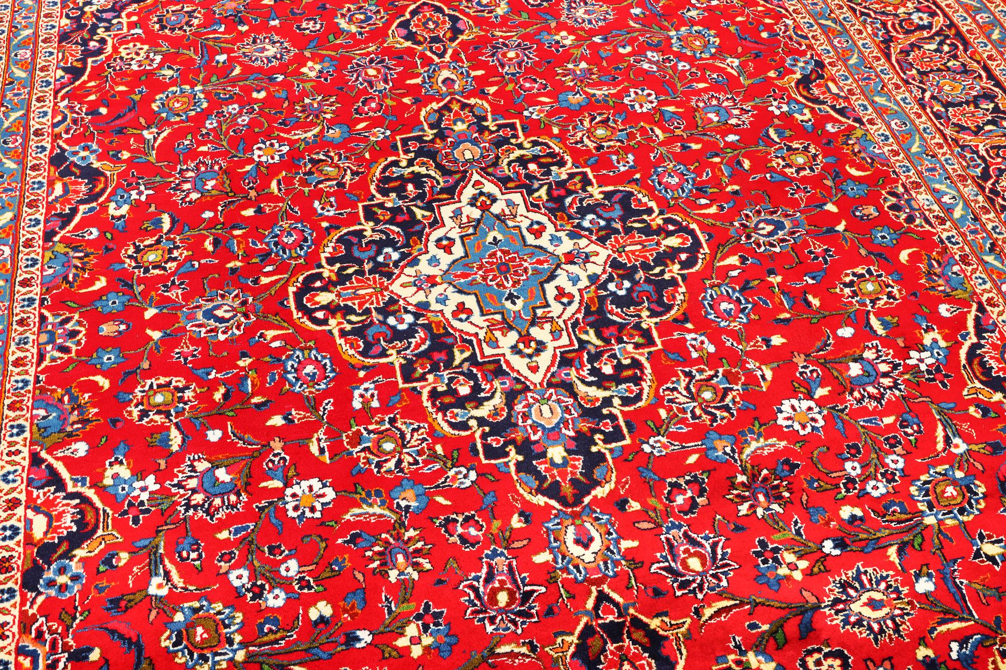 A Kashan carpet, c. 390 x 252 cm.