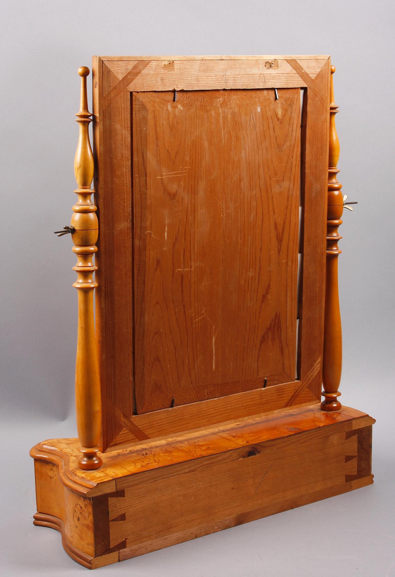 LÅDSPEGEL, nyrokoko, 1800-talets andra hälft.