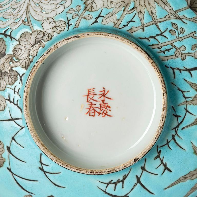 A turquoise-ground grisaille-painted 'Dayazhai' 'peony and chysanthemum' bowl, Qing dynasty, Guangxu period, circa 1876.