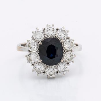 SAPPHIRE RING 18K whitegold 1 sapphire approx 9 x 7 mm and brilliant-cut diamonds approx 1,5 ct.