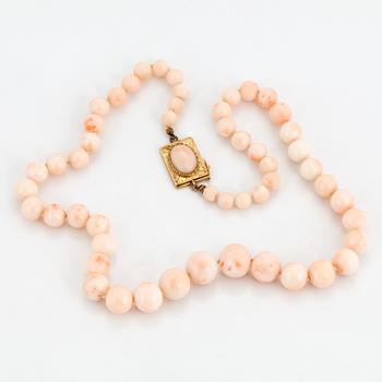 COLLIER, whith white/ light pink coral beads.