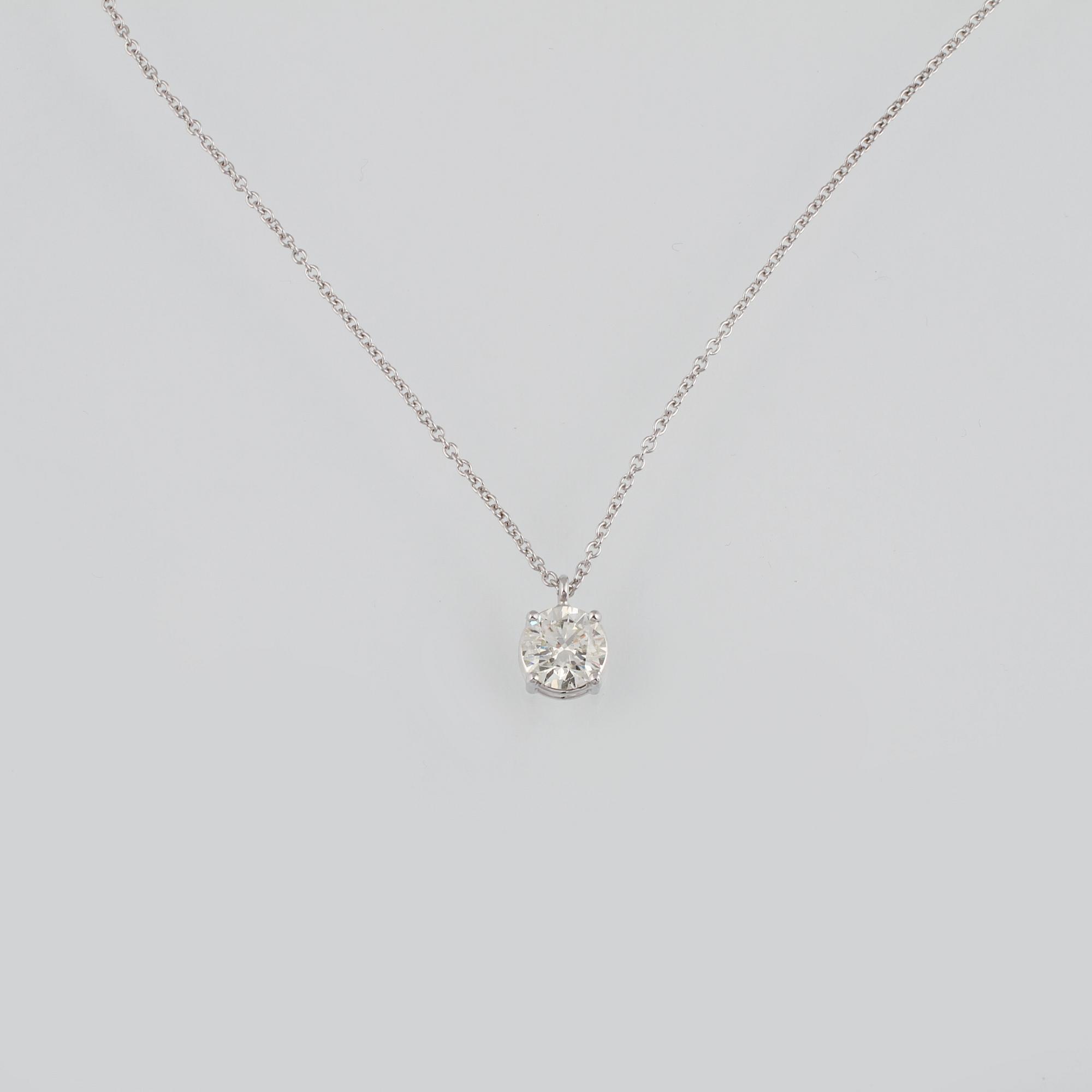 HÄNGE MED KEDJA, 18K vitguld med briljantslipad diamant 1.30 ct. Vikt 2,7 gram.
