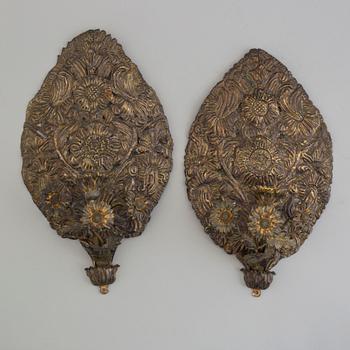 LJUSPLÅTAR, ett par, av pressad mässingsplåt, 1800-tal.