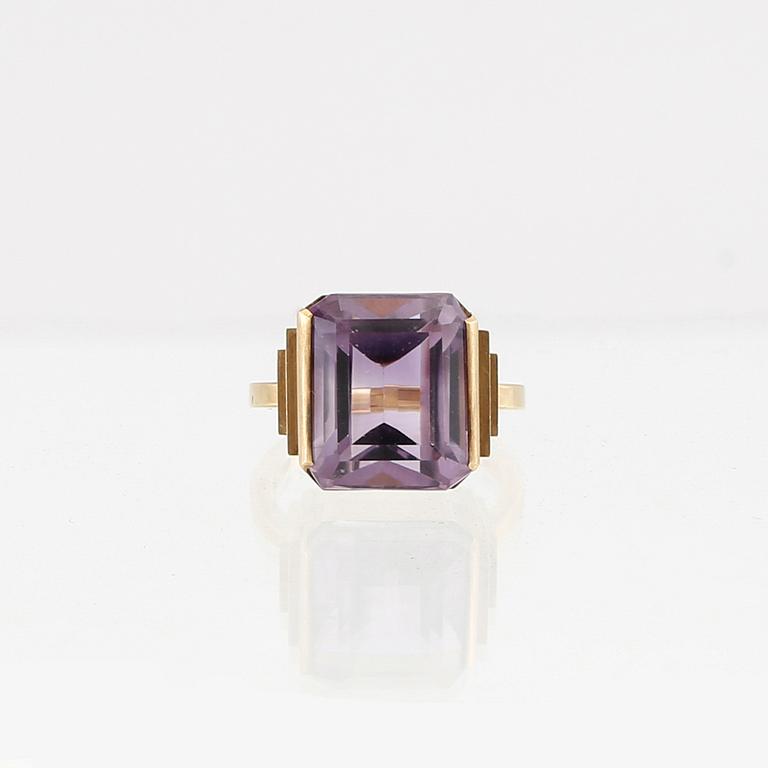 Wiwen Nilsson, ring in 18K gold with a step-cut amethyst, Lund 1970.