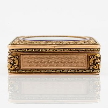 An early 19th century 14K gold box 'en deux couleurs' and enamel miniature, unmarked, possibly Switzerland.