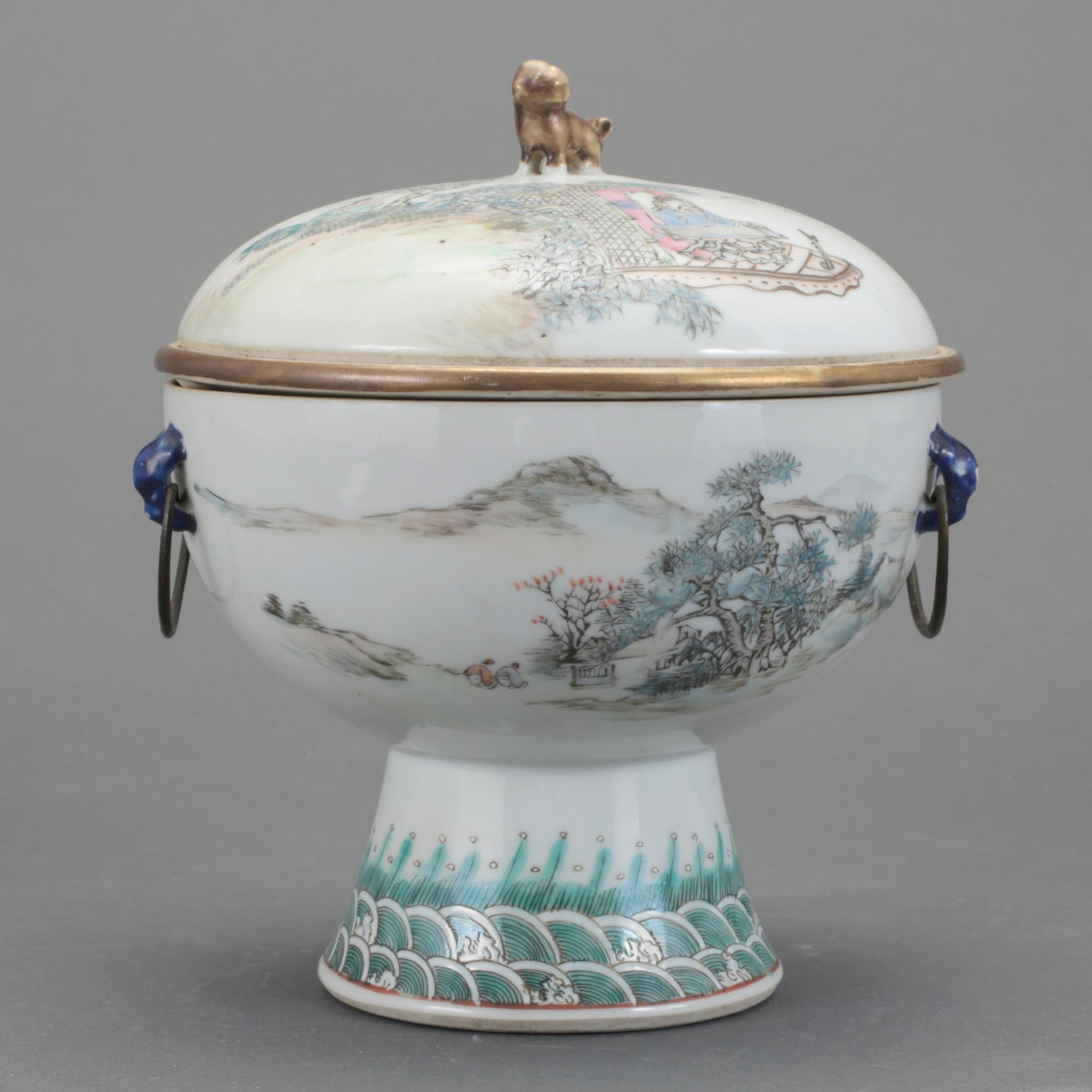 SKÅL PÅ FOT, porslin, Kina, 1900-talets första hälft.