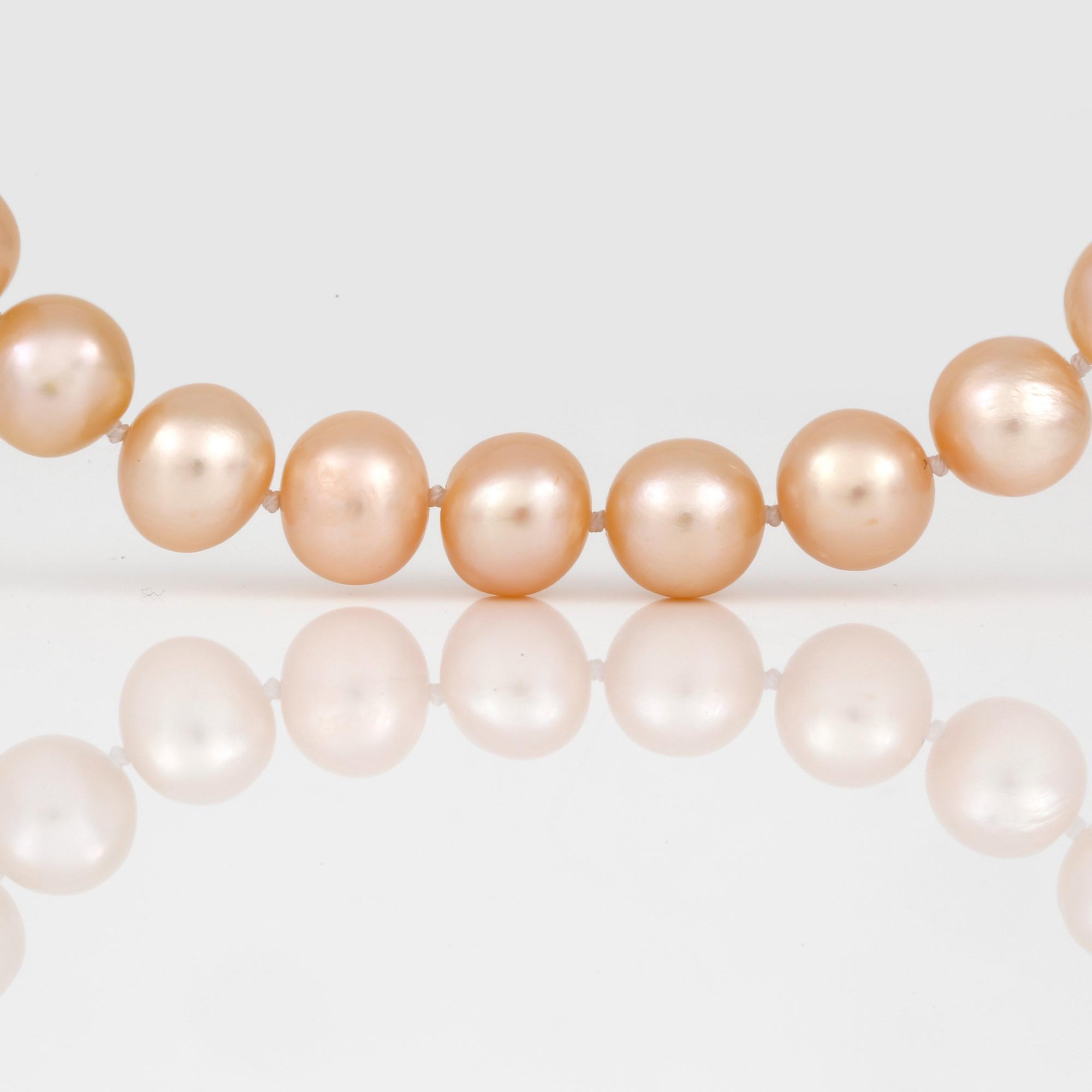 HALSBAND samt ÖRHÄNGEN, ett par, med rosa, odlade pärlor.