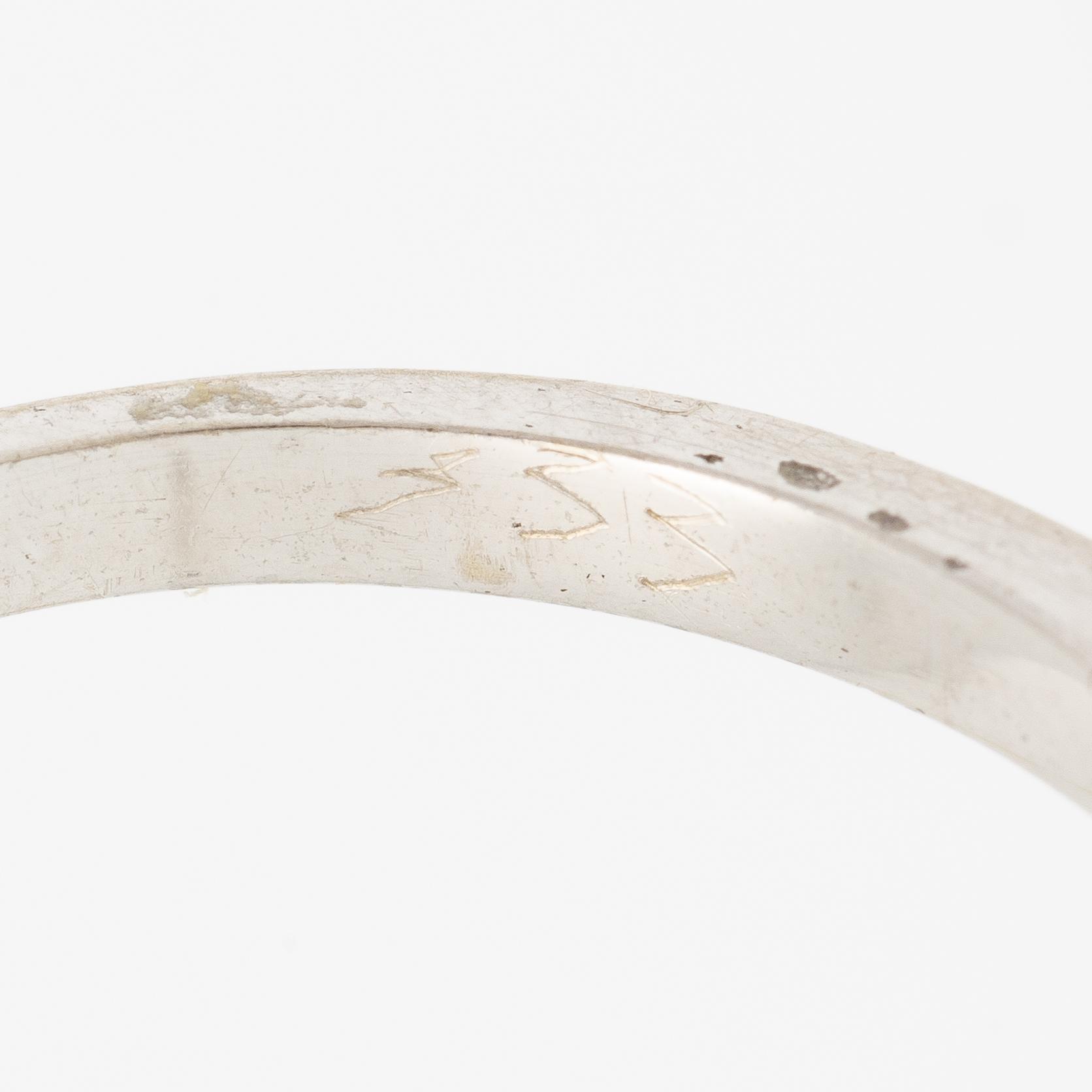 Ring in white gold with a navette-cut diamond and octagon-cut diamonds.