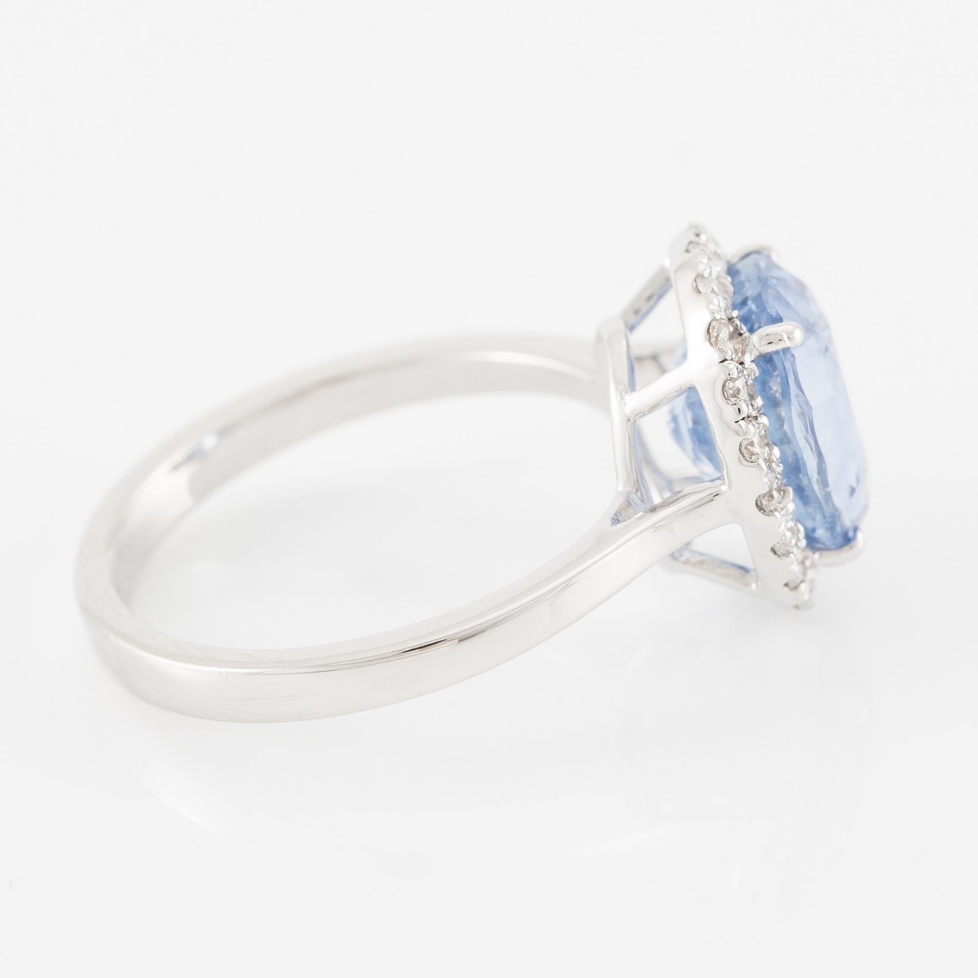 Ring 18K white gold with sapphire and brilliant-cut diamonds.