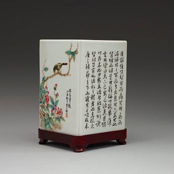 PENSELMUGG, porslin, Qingdynastin, med Qianlongs märke, 1800-tal.