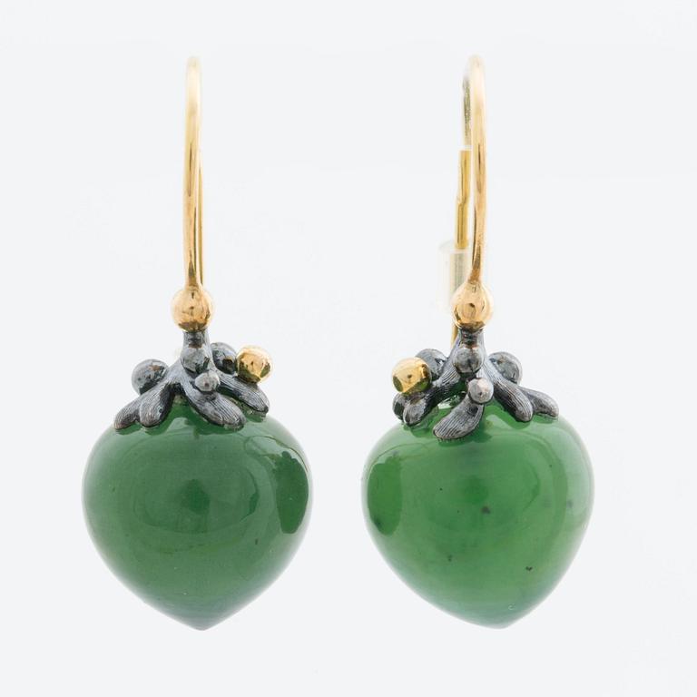EARRINGS OLE LYNGGARD 18K gold silver and green cabochon-cut serpentine, design Dew drops.