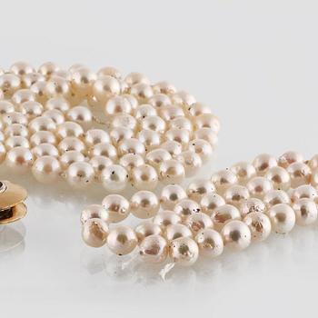 COLLIER, odlade pärlor, lås i 18K guld med briljantsliapd diamant samt fasettslipad blå safir, Ole Lynggaard.