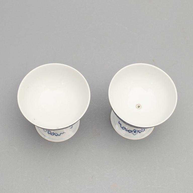 ALTARBÄGARE/STEMCUPS, ett par, porslin, Kina 1900-tal.