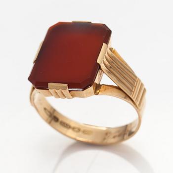 A 14K gold sinet ring with a carneol. Kultateollisuus, Turku 1951.