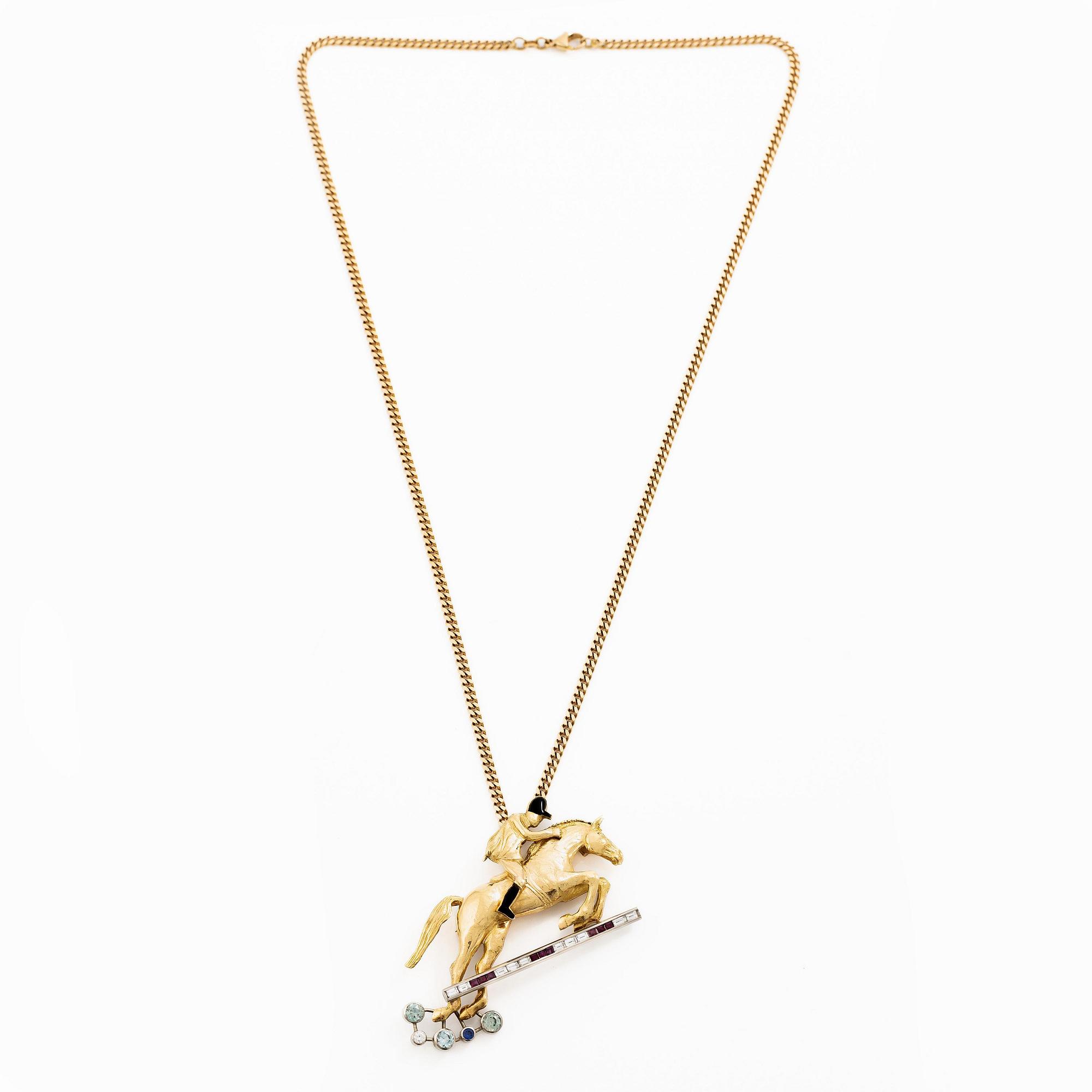 Hänge i form häst 18K guld med baguetteslipade diamanter och färgstenar samt emaljdetaljer.