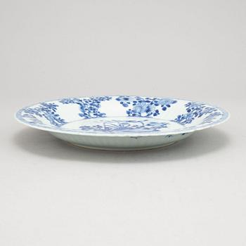 A blue and white dish, Qing dynasty, Kangxi (1662-1722).