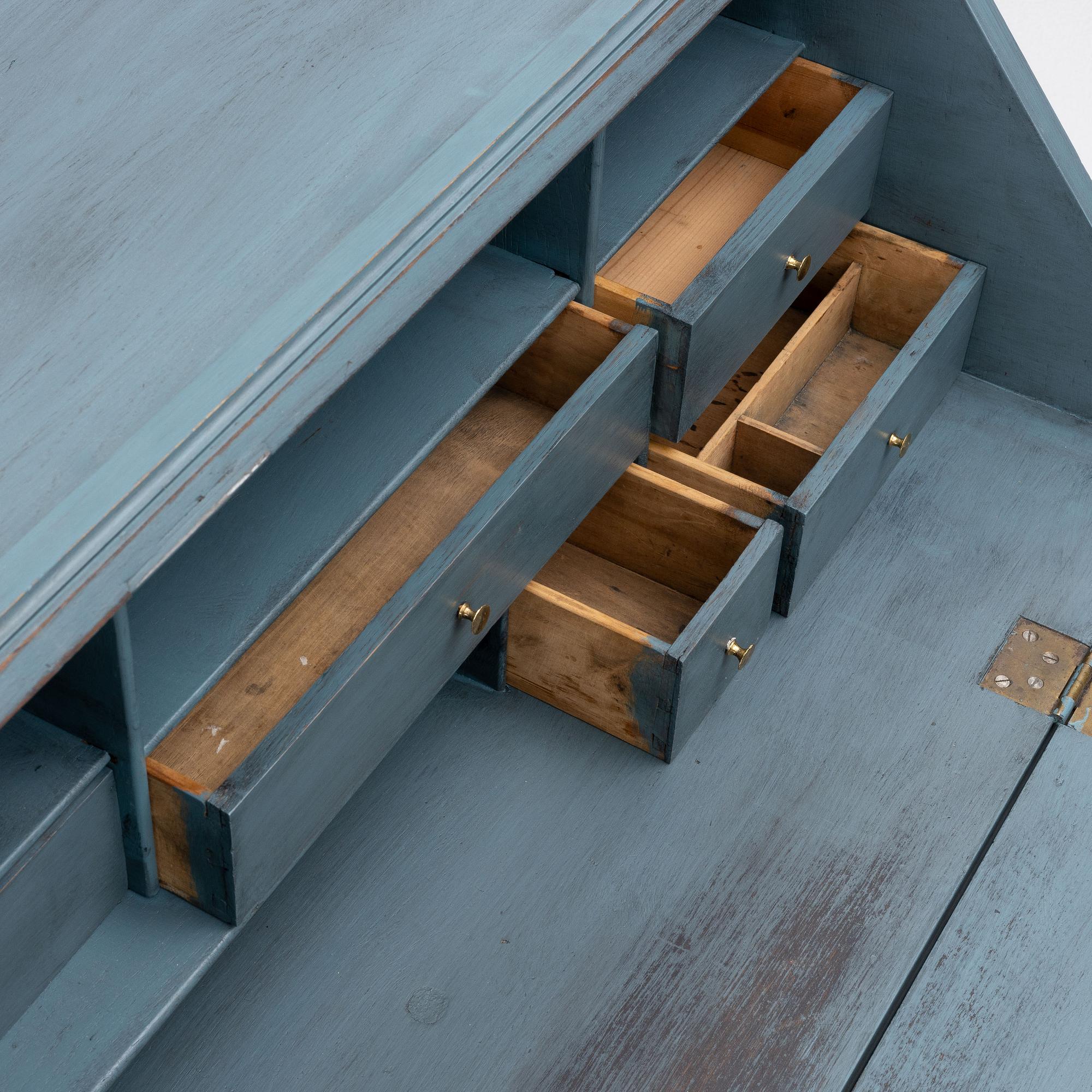 A secretaire, circa 1800.