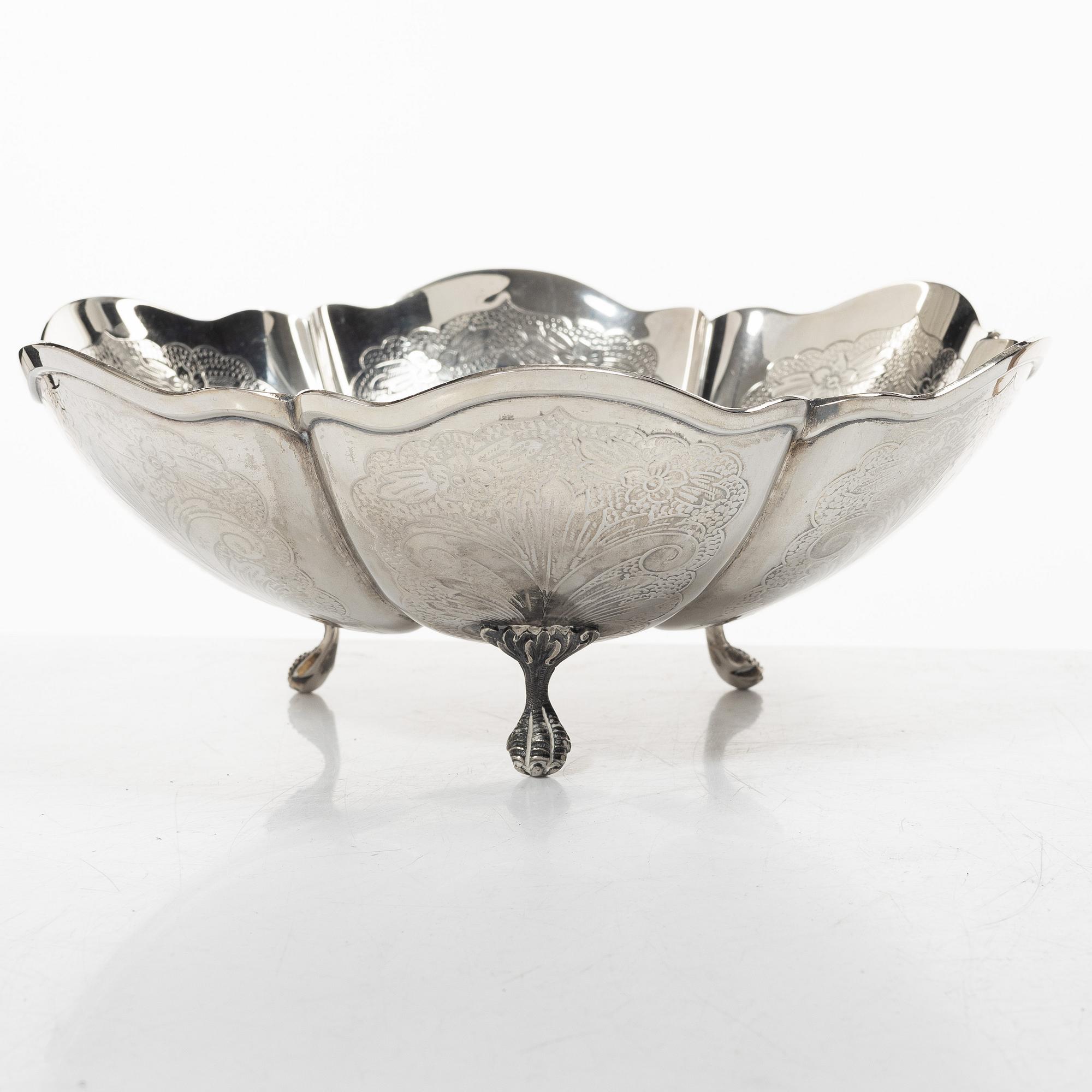 Bowl on feet, silver, 20th century.