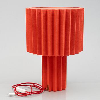 Folkform, a 'L'Art Plissé' table lamp, Studio Folkform, 2022.