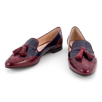784. PRADA, a pair of two-toned leather loafers. Size 36.