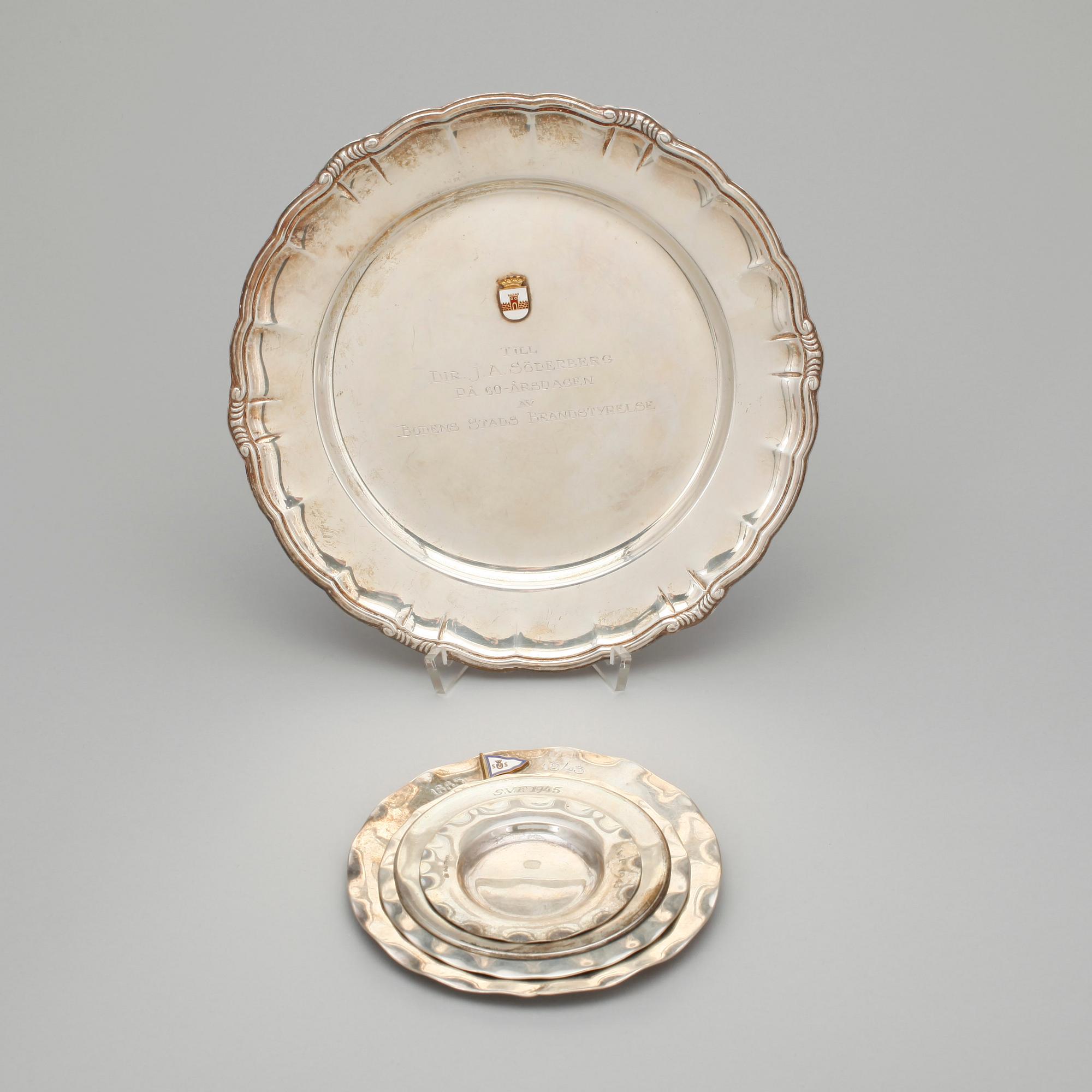 FAT samt COASTERS, totalt 5 st, silver, Bla C. G. Hallberg, Stockholm, 1900-tal. Total vikt ca 368 g.