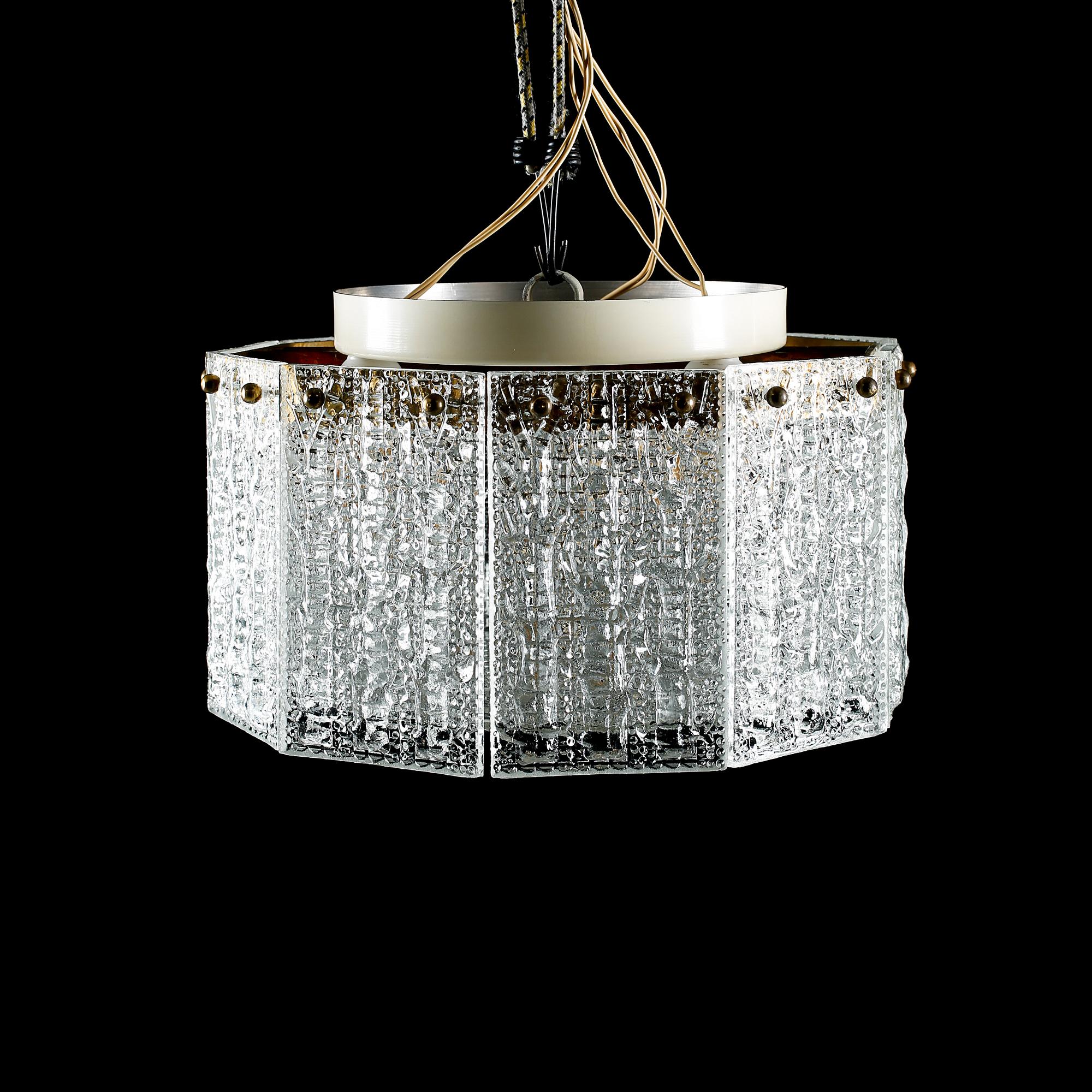 TAKLAMPA, sannolikt Carl Fagerlund, Orrefors, 1900-talets andra hälft, höjd 22 cm.