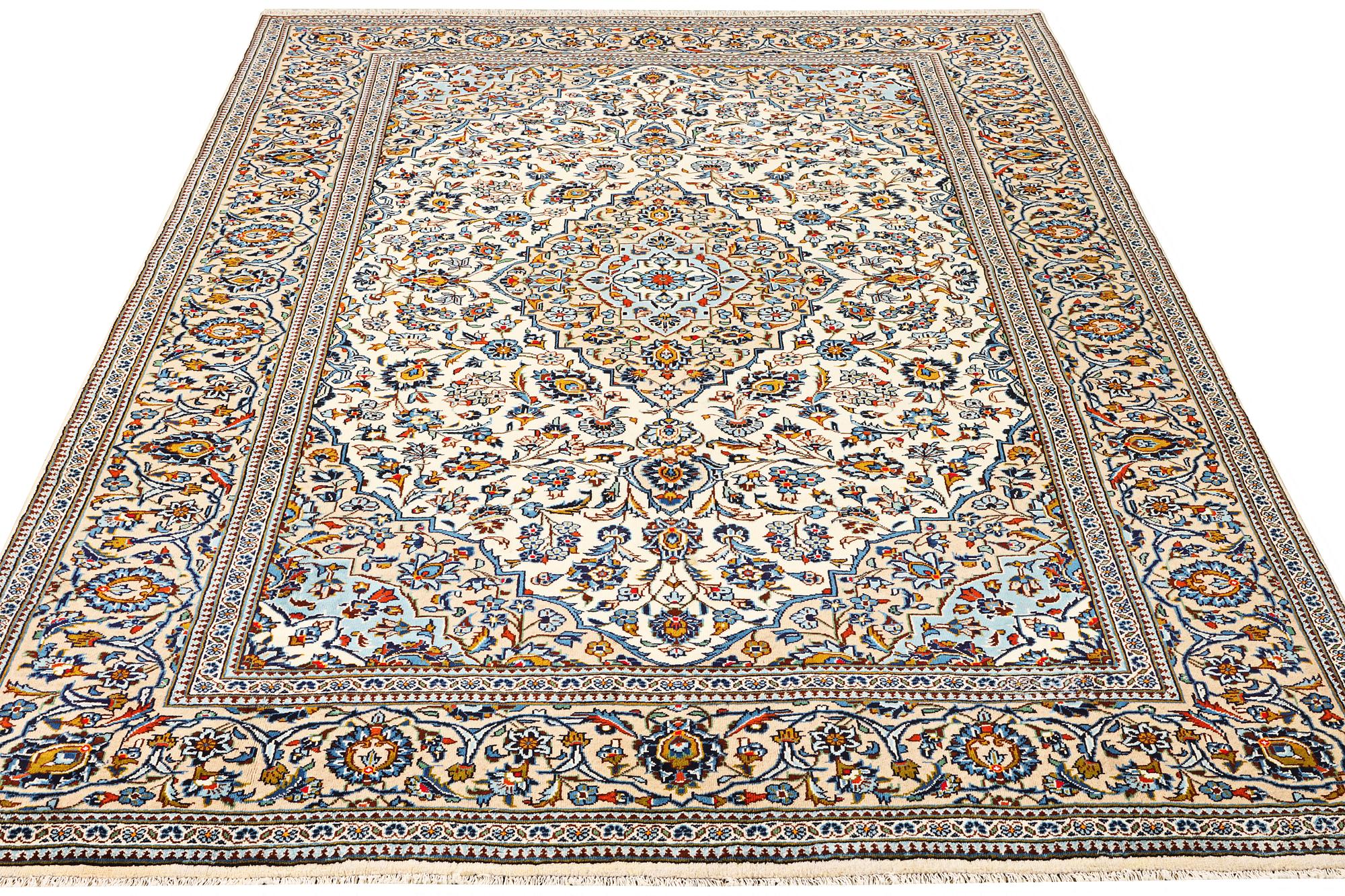 A Kashan carpet, a. 351 x 245 cm.