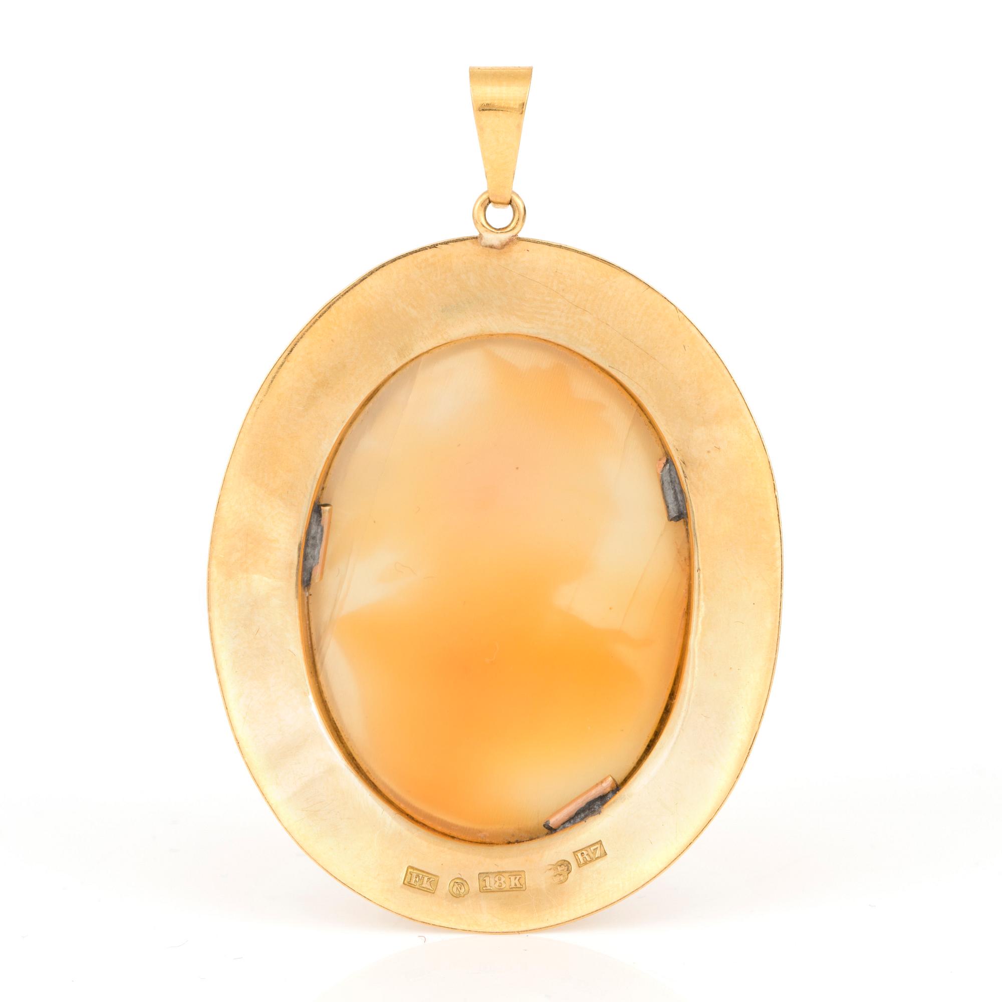 BROSCH/HÄNGE med snäckskalscamé.