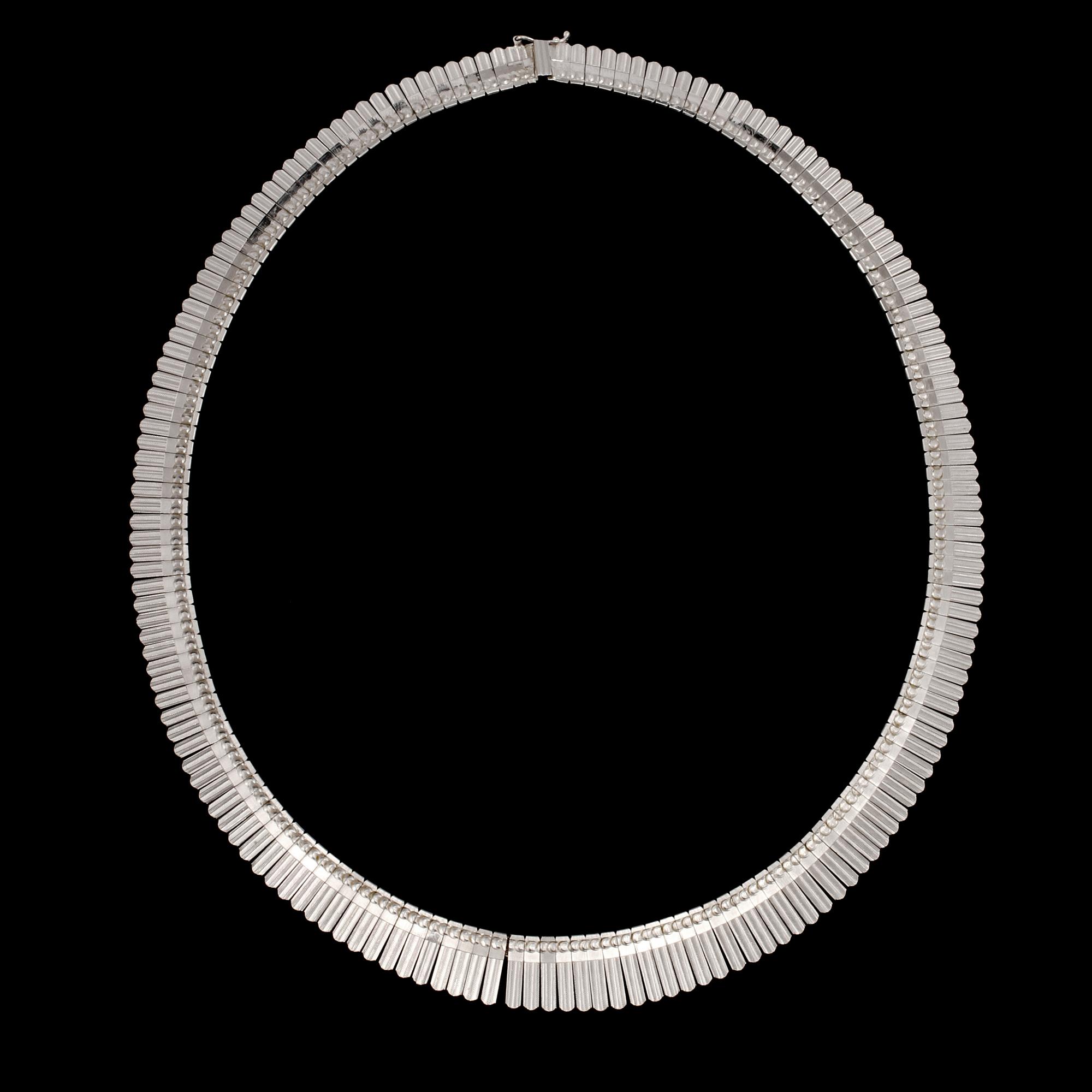 COLLIER, 18k vitguld, importstämplat, 1900-talets tredje kvartal. Vikt 46 g.