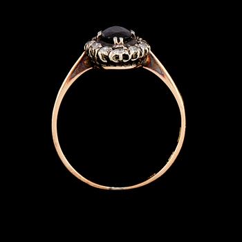 RING, 18k guld med fasettslipad blå safir samt 12 fasettslipade diamanter. Vikt 2 g.
