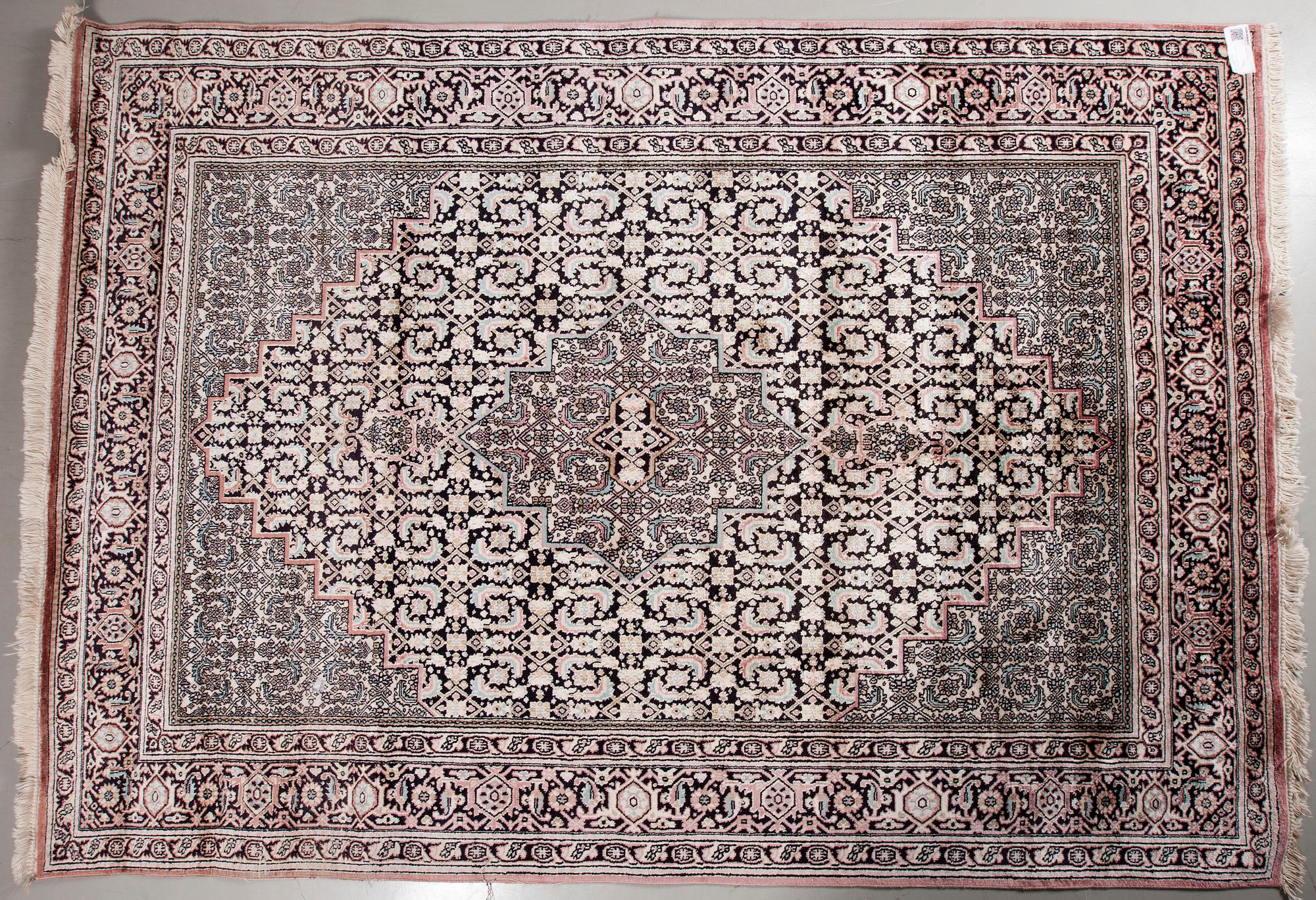 MATTA, Kashmir, silke, ca 160 x 220 cm.