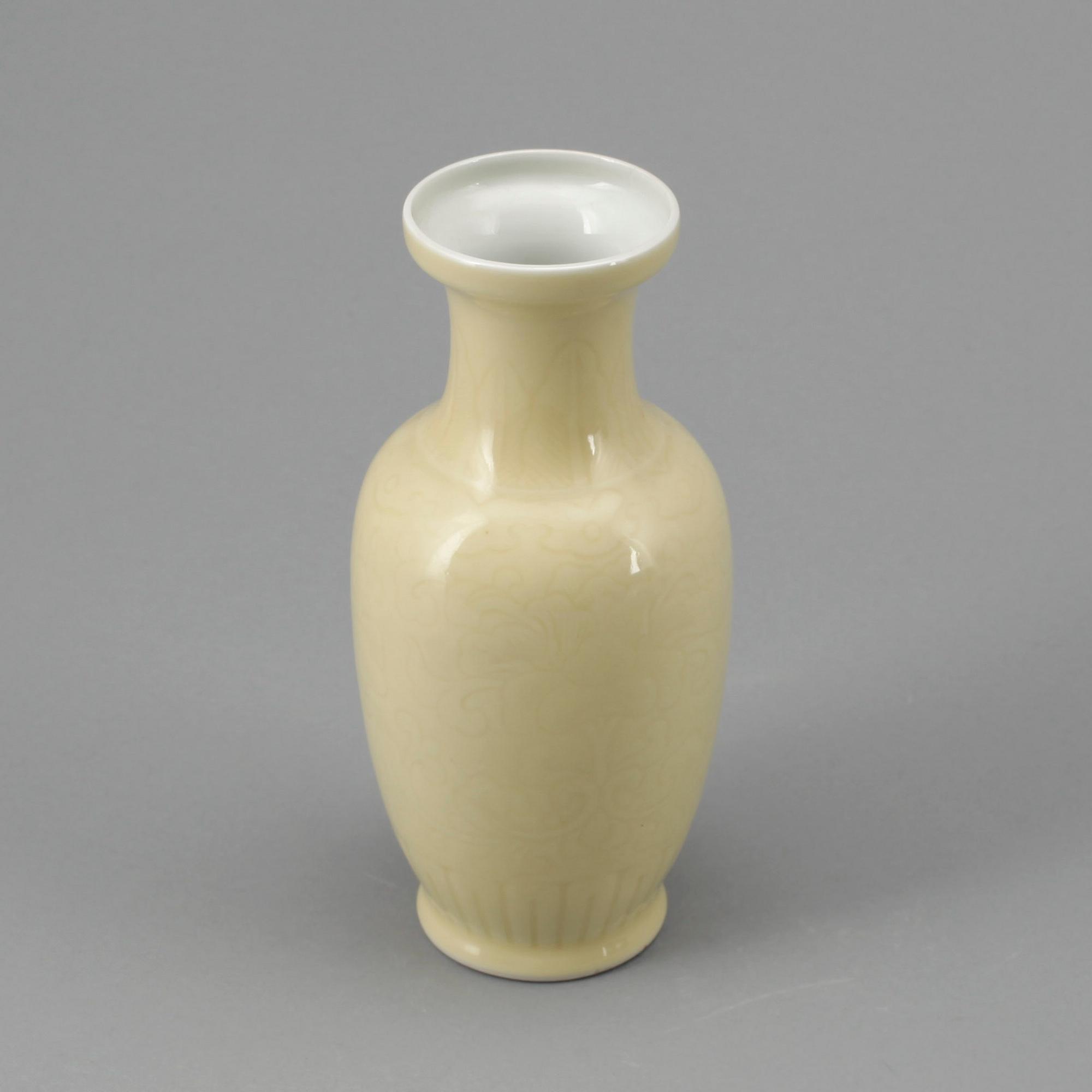 VAS, porslin, Kina. Modern tillverkning.