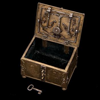 MINIATYRKISTA. Möjligen modell för penningkista. Barock 1700-tal.