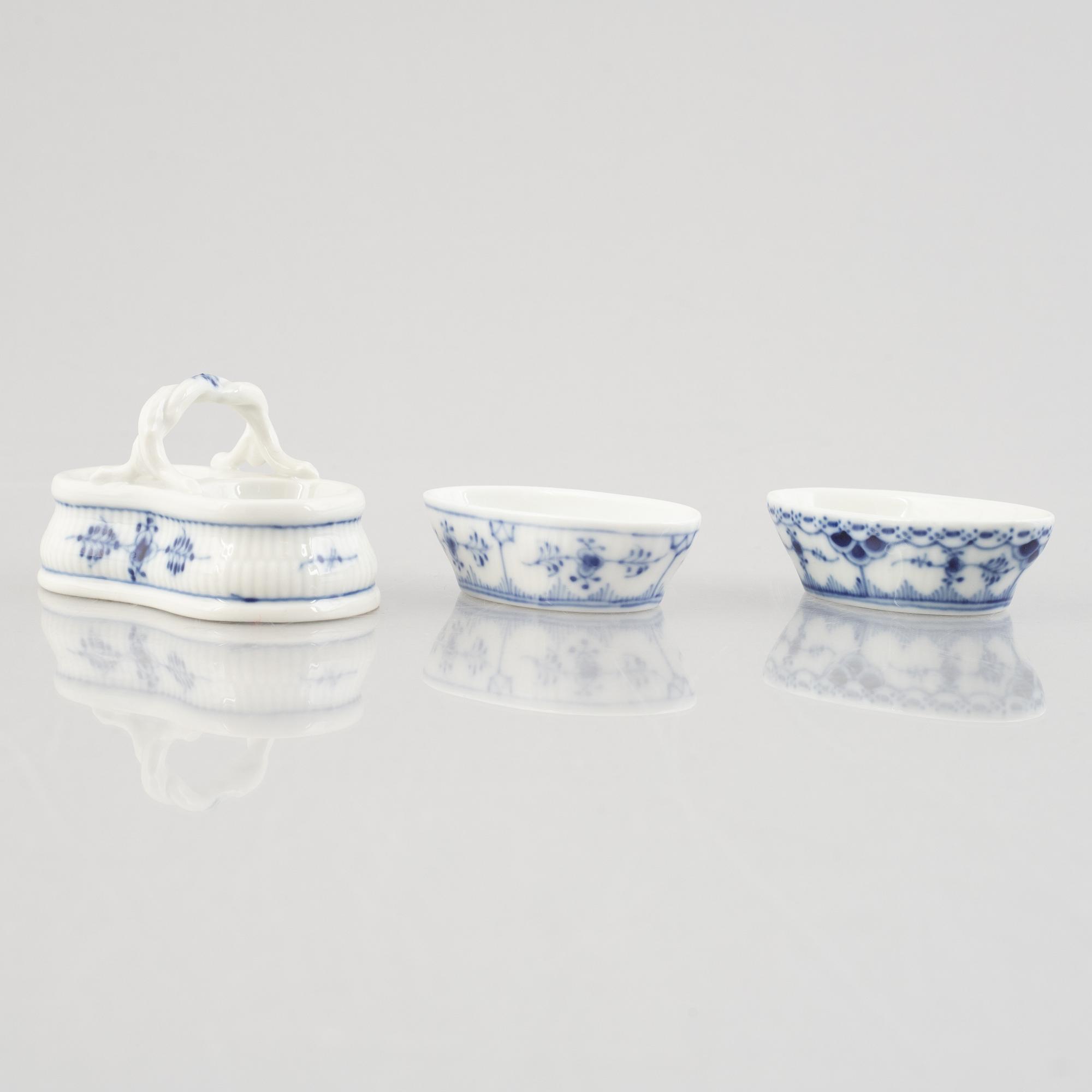 A group of five "Blue fluted" / "Musselmalet riflet" porcelain salt cellars, Royal Copenhagen, 1898-1923 and later.