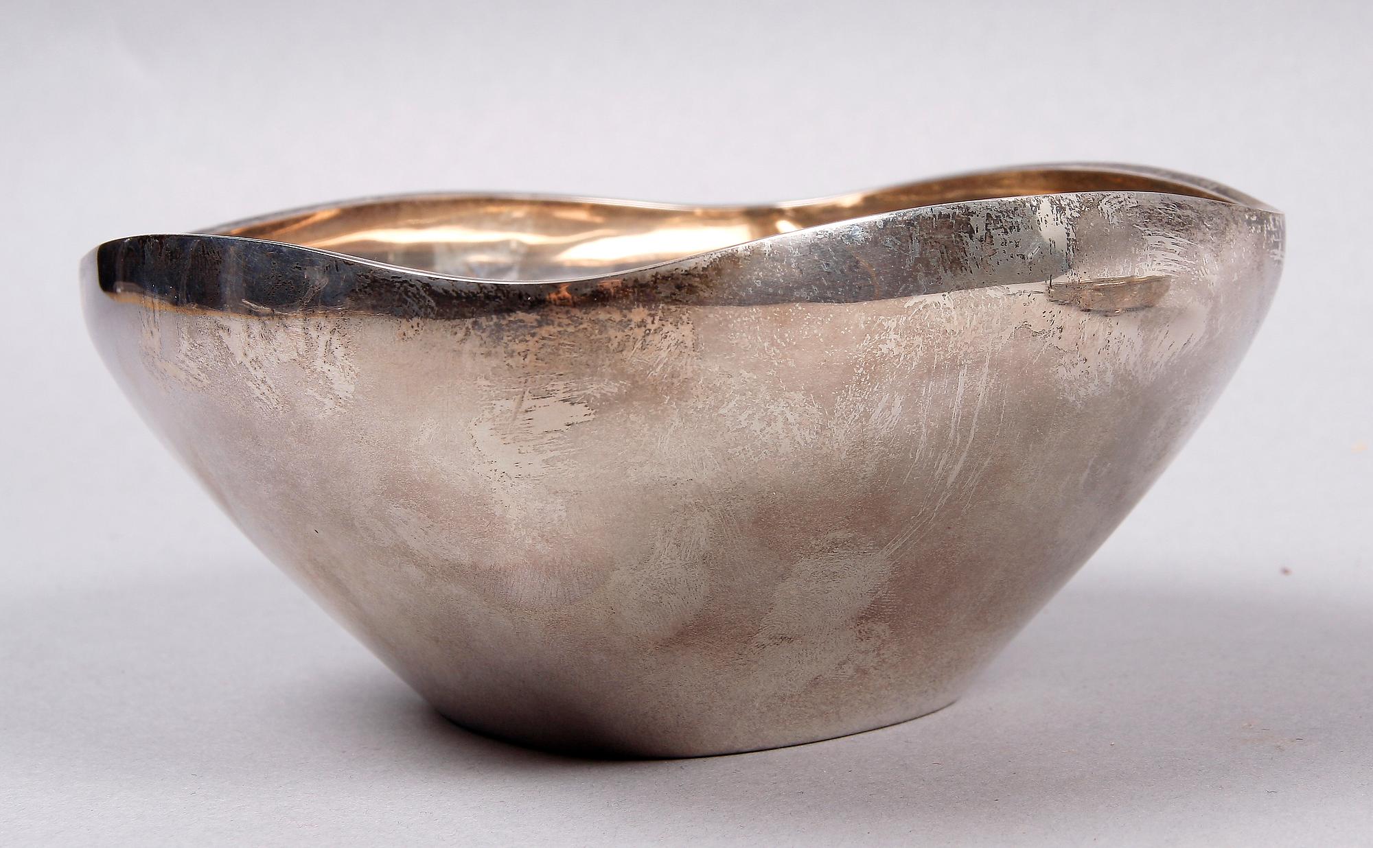 SKÅL samt SALTKAR, ett par, silver. 1900-tal.