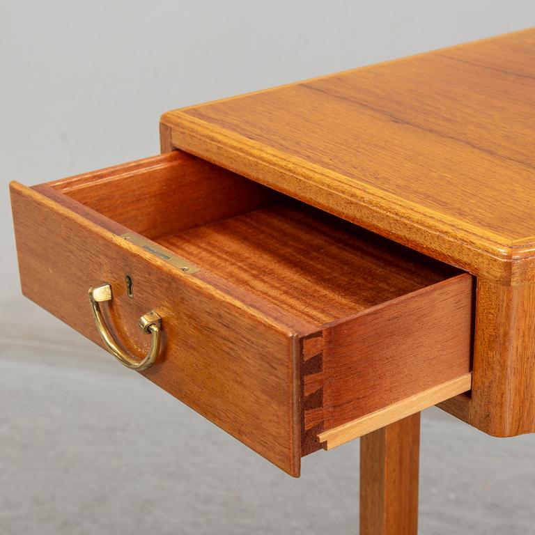 JOSEF FRANK, skrivbord, "Schatullskrivbordet", Firma Svenskt Tenn, modell 1022, före 1985.