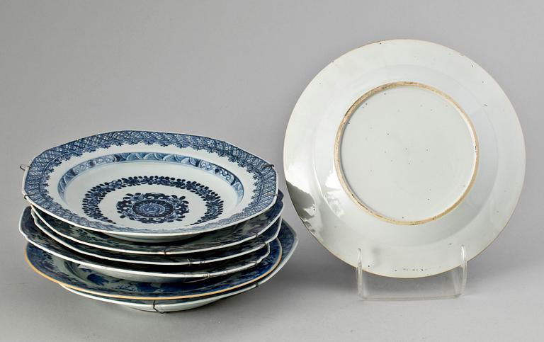 TALLRIKAR, 7 st, porslin, Kina. Mestadels Qianlong, 1700-tal.