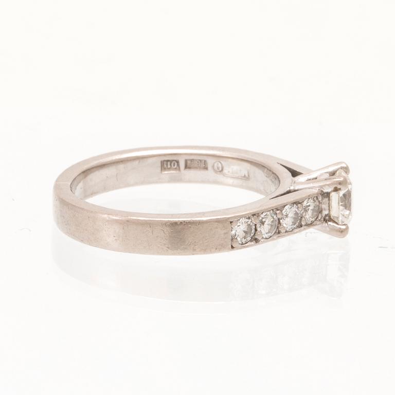 An 18K white gold ring set with round brilliant-cut diamonds.