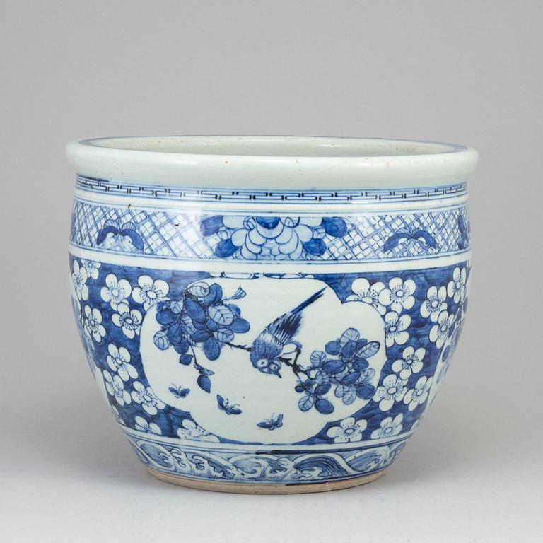 A blue and white flower pot, Qing dynasty, 19th century.