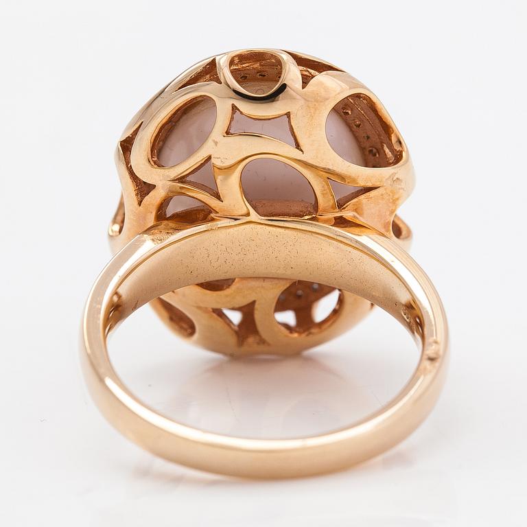 A 14K gold ring with diamonds ca. 0.10 ct in total and a chalcedony.