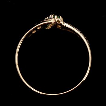 RING, guld 14K, 6 pientä timanttia, 3 pientä smaragdia. Suomalaiset leimat 1996. Vikt tot. 2,5 g.