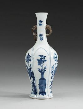 VAS, porslin. Qing dynastin, Kangxi (1662-1722).