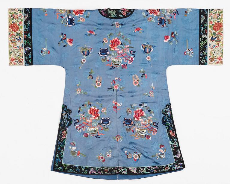 JACKA samt ROCK, broderat siden. Kina, 1900-talets första hälft.